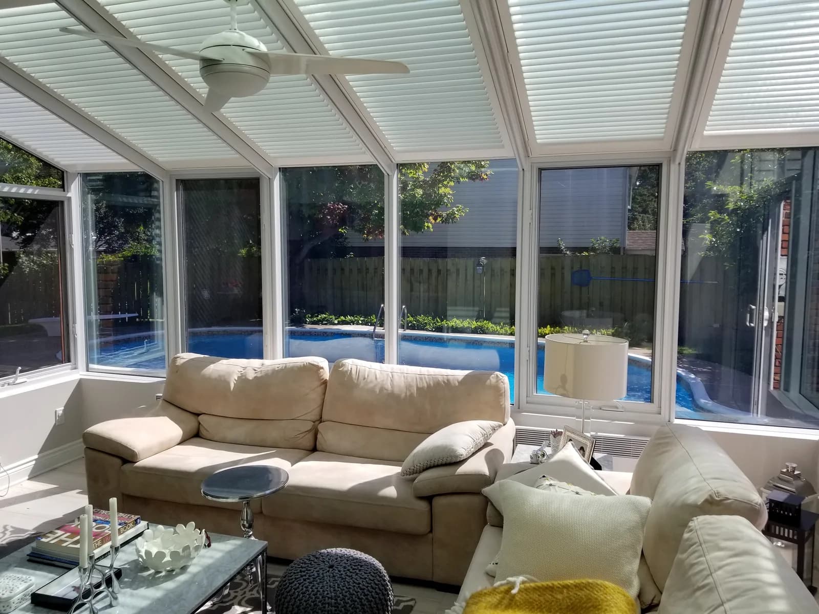 Verrière avec piscine : persiennes en PVC au plafond vitré, Beaconsfield