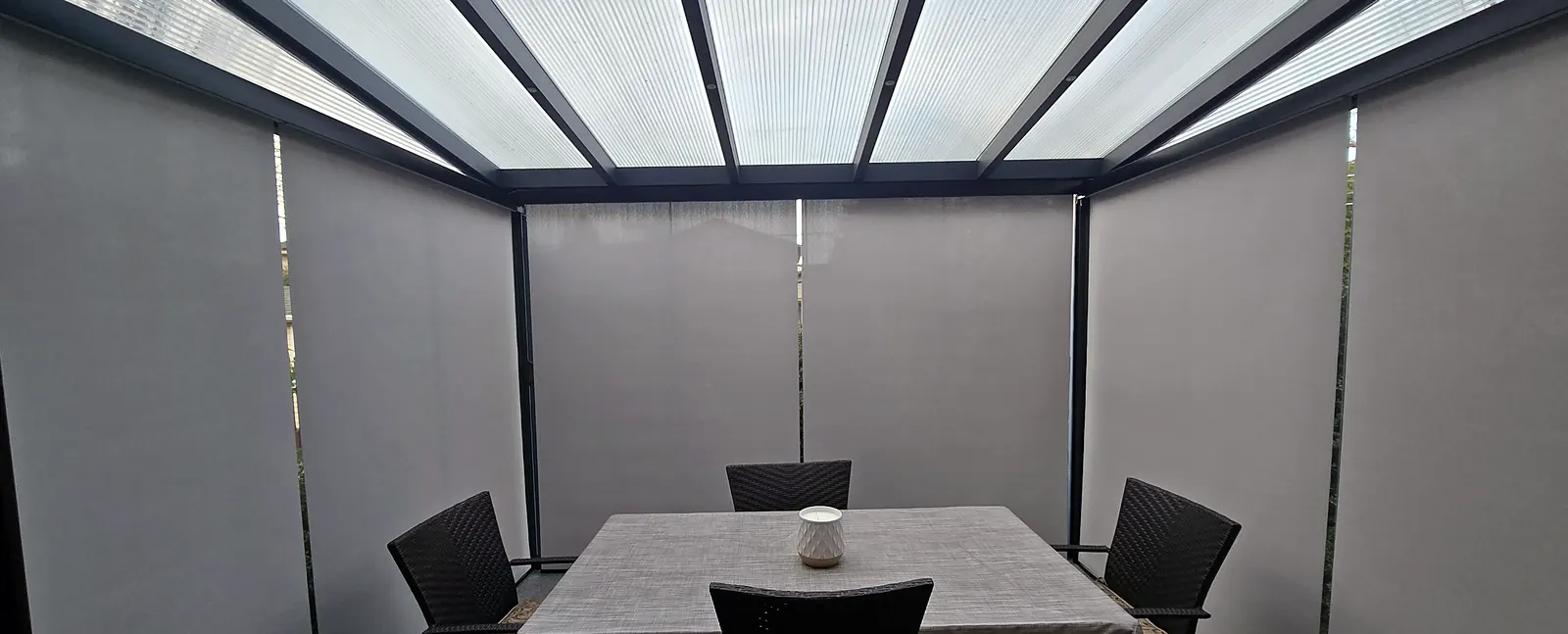 Toiles solaires 1 % installées à l'intérieur d'une pergola, Boucherville