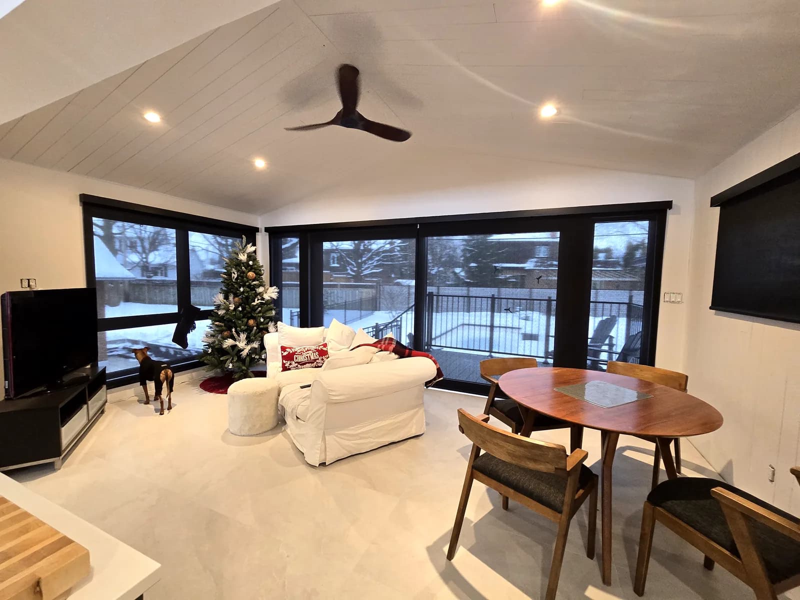 Toiles solaires noires dans une pièce vitrée, Boucherville