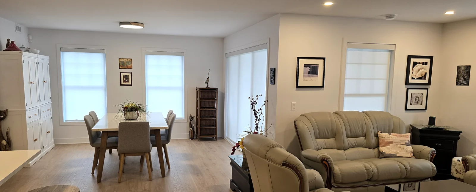Toiles translucides sur les portes-fenêtres et les fenêtres d'un condo, Bromont