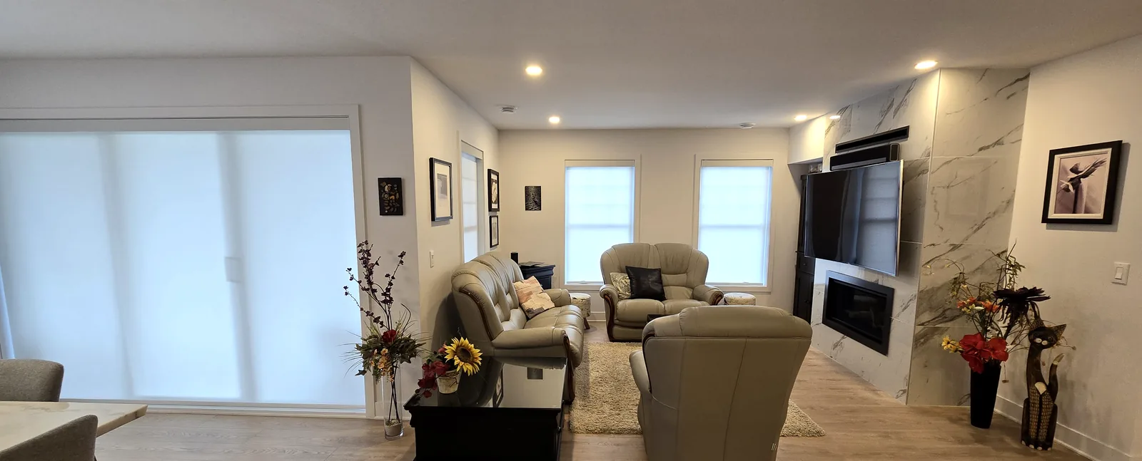 Salon d'un condo habillé de toiles translucides, Bromont