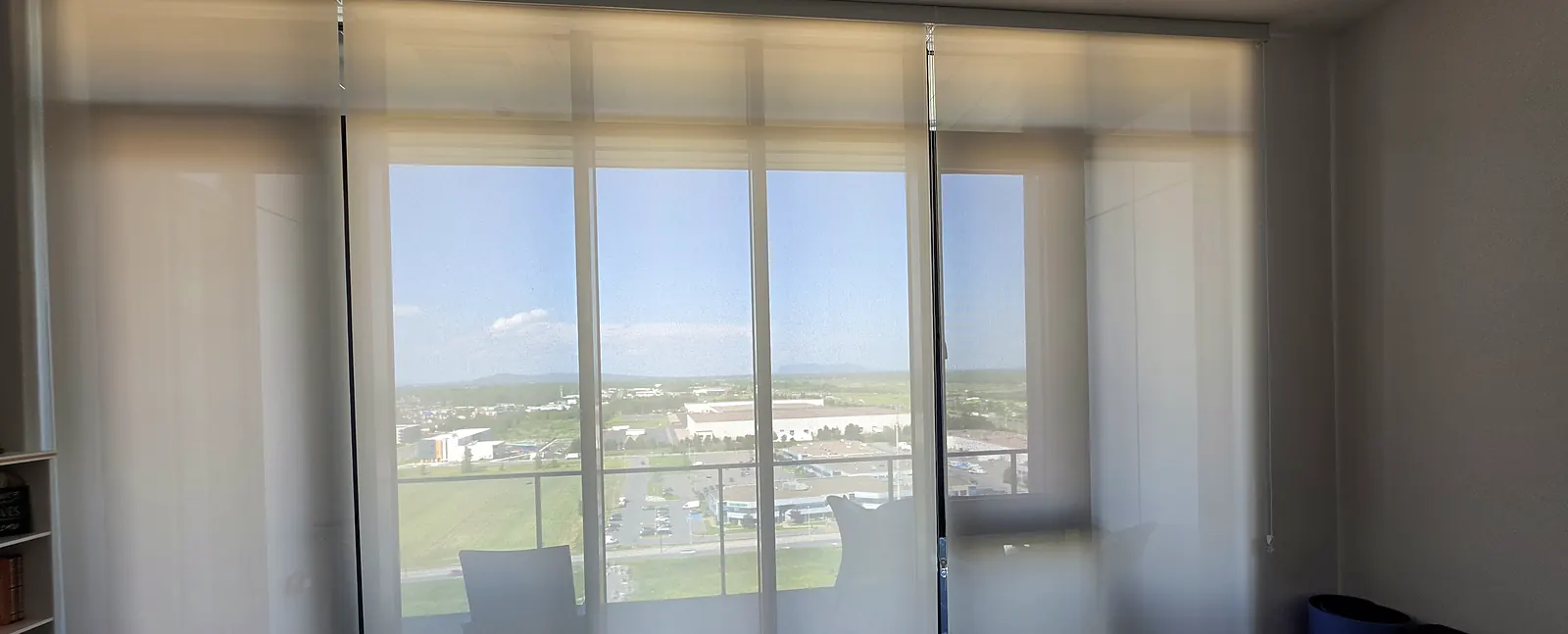 Panneaux coulissants sur une fenêtre géante, penthouse du condominium Oria à Brossard