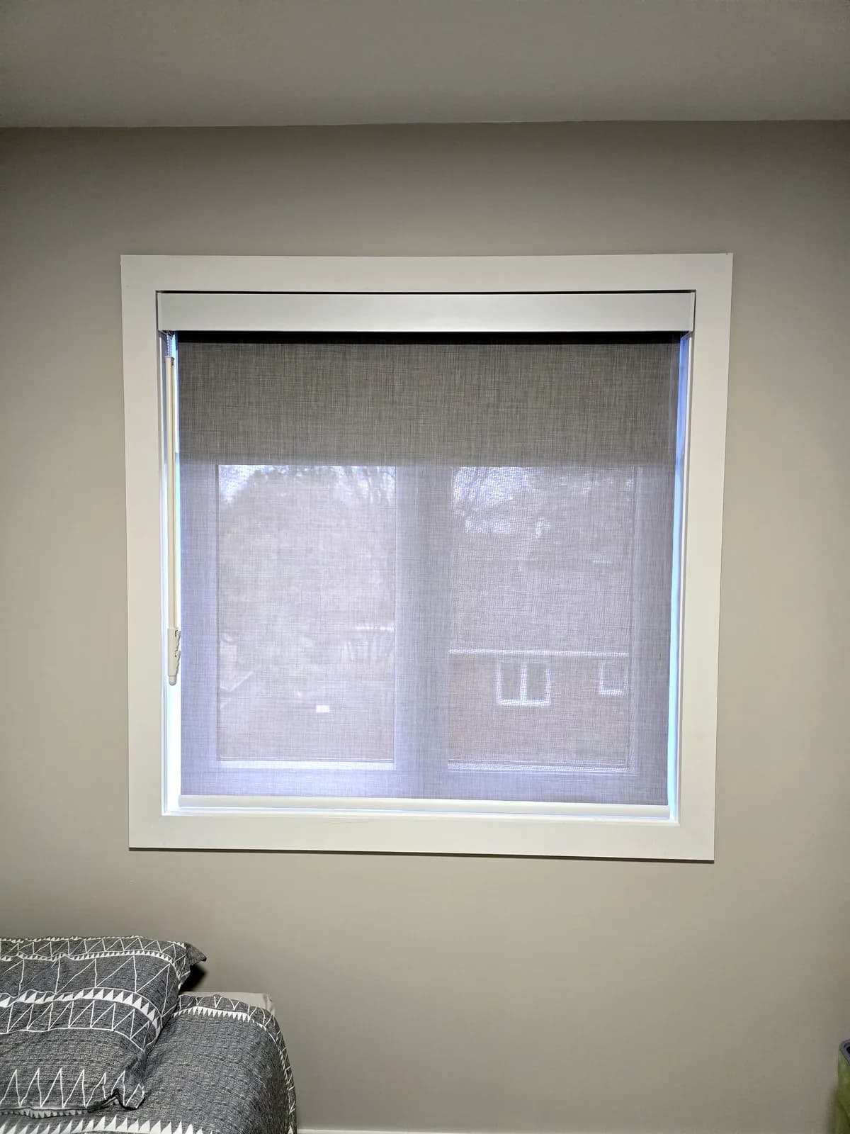 Toile double : toile solaire à l'avant, toile opaque à l'arrière, Brossard