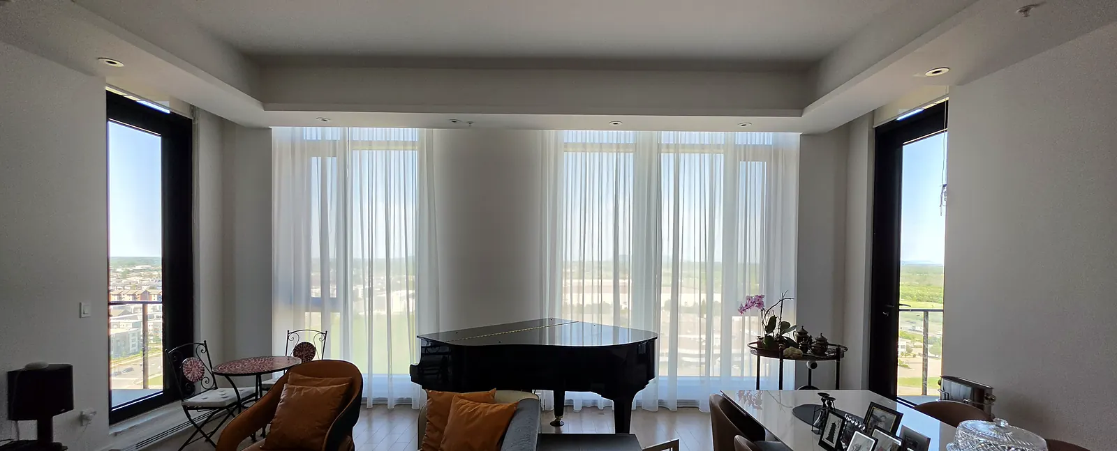 Voilages sur mesure dans un penthouse du Solar Uniquartier à Brossard