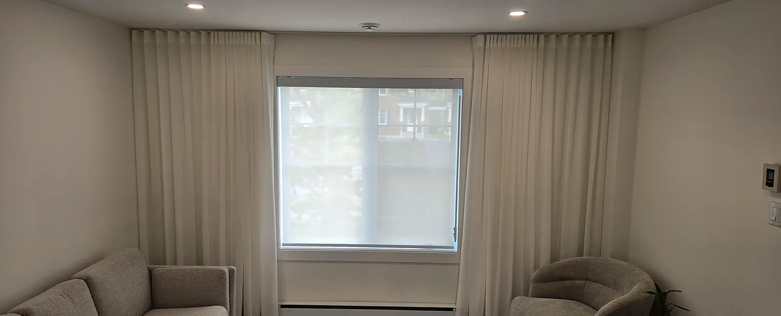 Voilage Ripple Fold 120 % et toile solaire 3 % dans un salon à Carignan