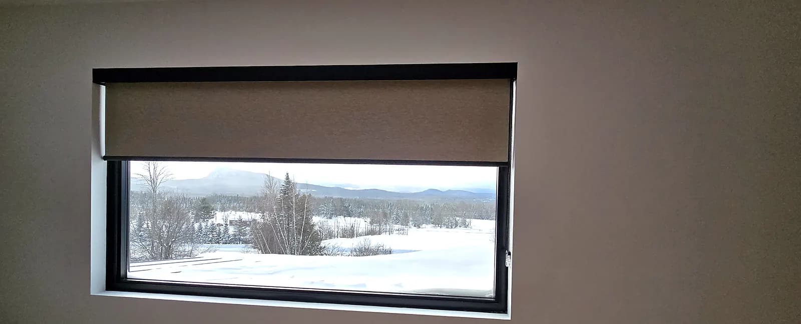 Toile opaque décorative sur une fenêtre avec vue sur les montagnes, Cantons-de-l'Est