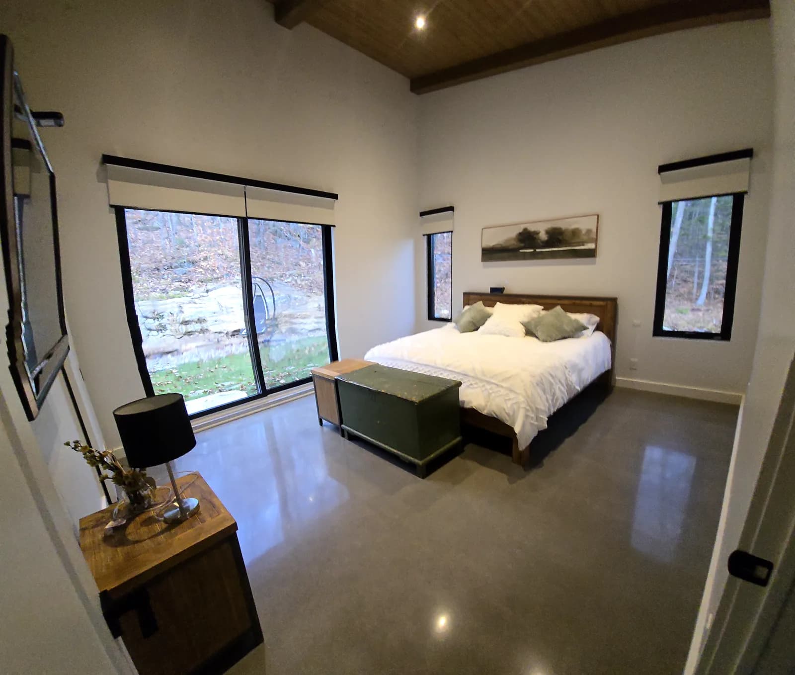 Toile opaque dans la chambre d'un chalet, Lanaudière