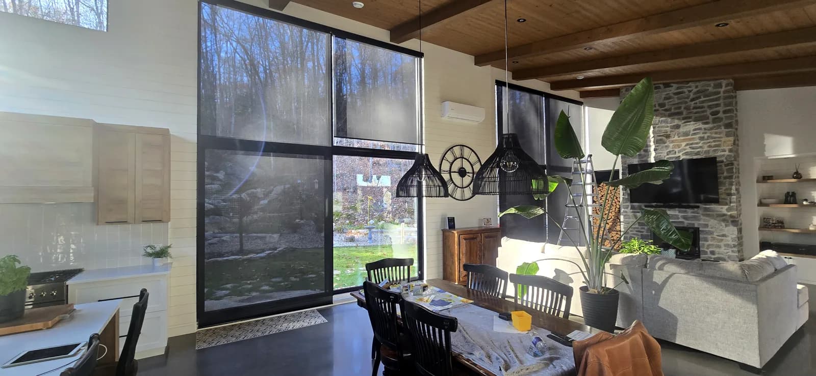Toiles solaires noires 5 % sur les grandes fenêtres d'un chalet, Lanaudière