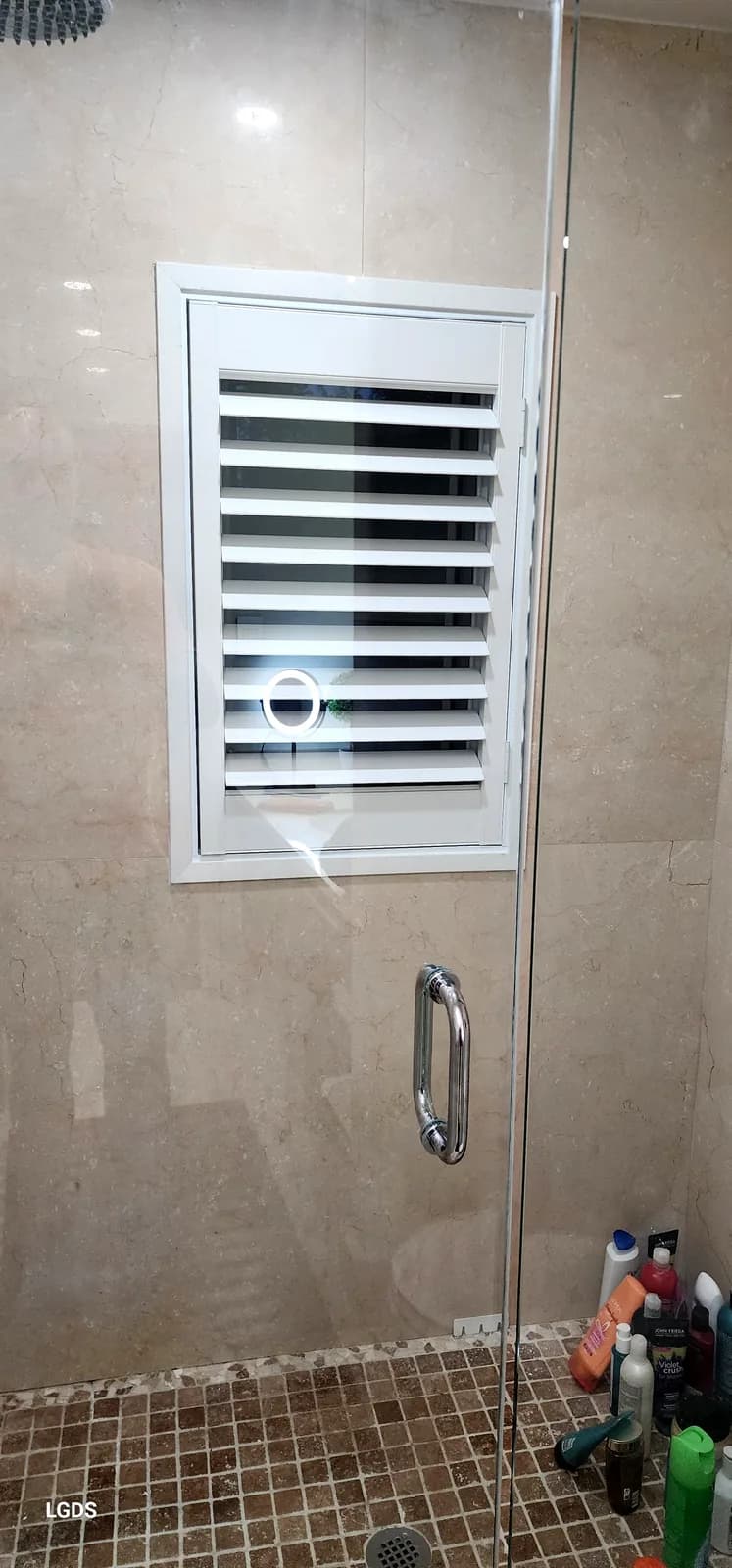Persienne en PVC dans une douche vitrée, Longueuil