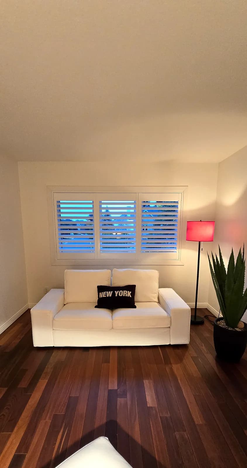 Persiennes en PVC dans un salon, Longueuil