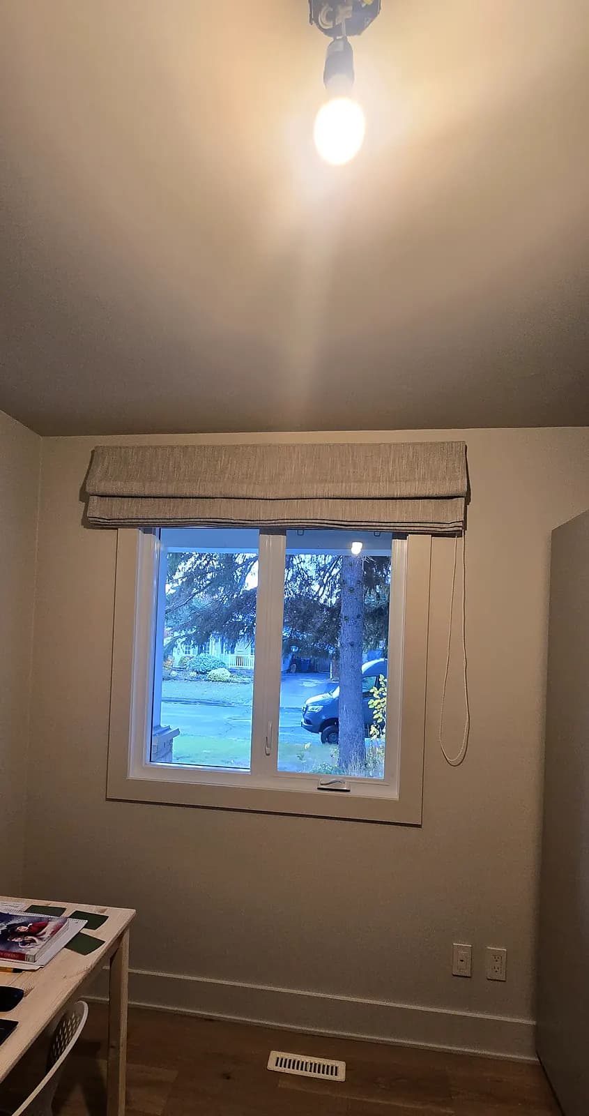 Store romain en tissu sur une fenêtre de bureau à Longueuil