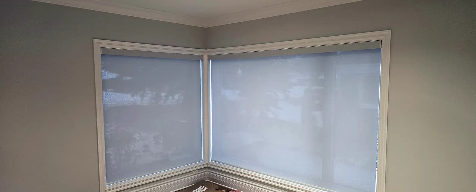 Toiles solaires 1 % motorisées Somfy Sonesse 30 (24 V) sur des fenêtres en coin à Mont-Royal