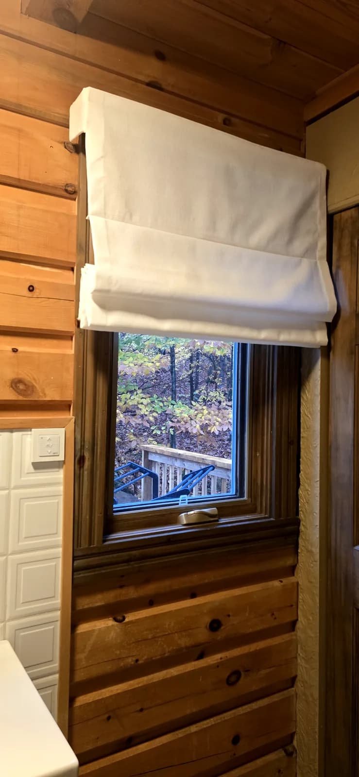 Store romain dans la salle de bain d'un chalet, Mont-Tremblant