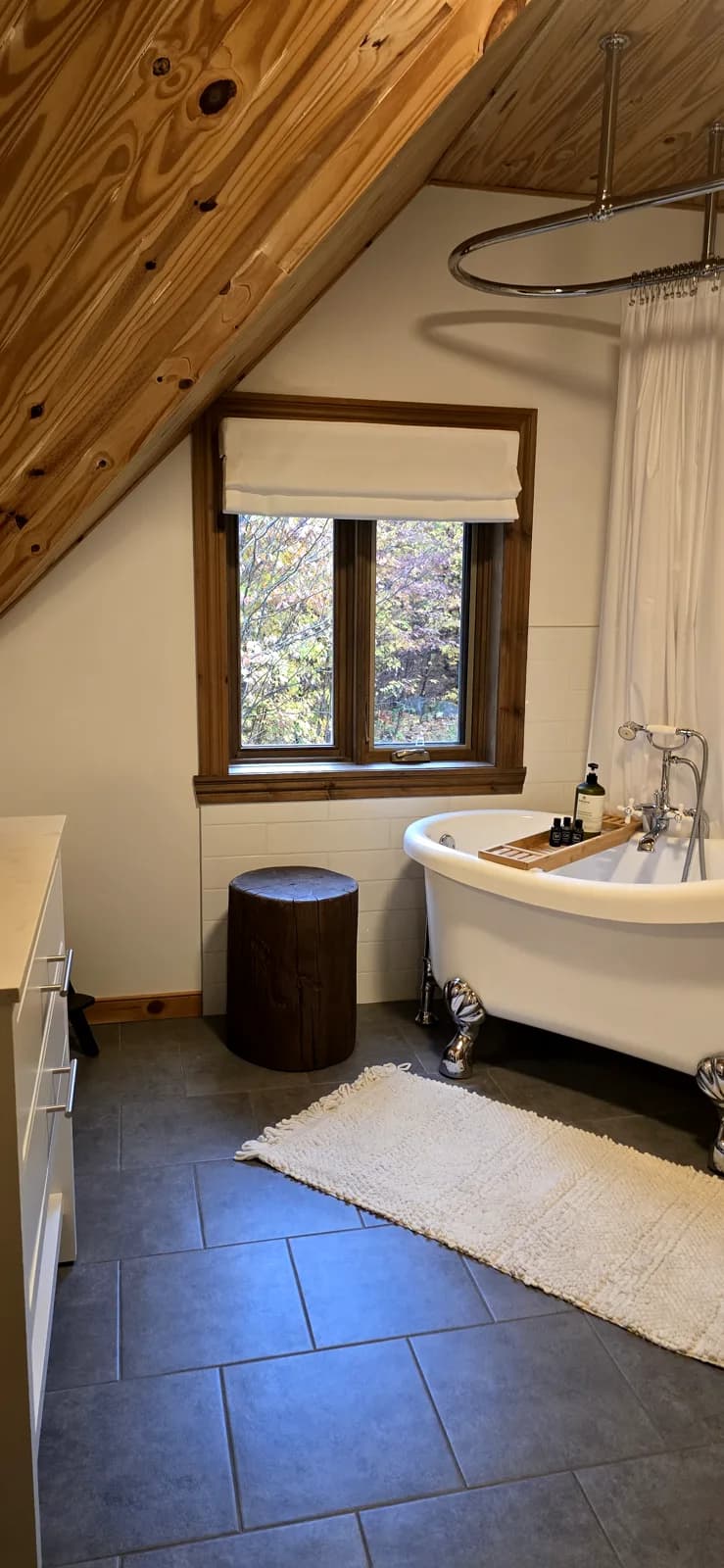Stores romains dans la salle de bain d'un chalet, Mont-Tremblant