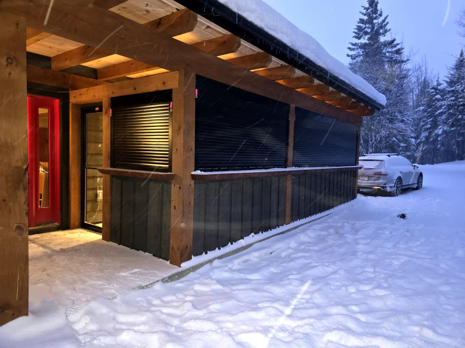 Volets roulants noirs d'un gazebo sous la neige, Morin-Heights