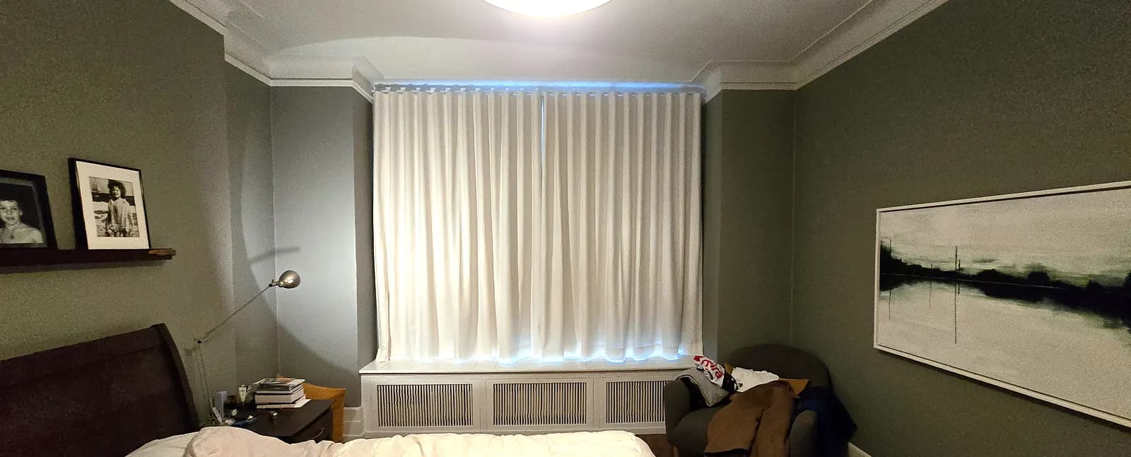 Rideaux occultants dans une chambre à coucher à Outremont