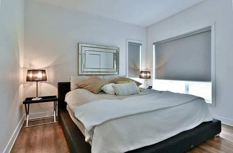Toile à rouleau opaque dans une chambre