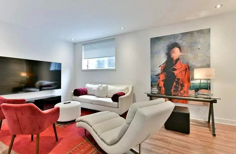 Toile solaire dans un salon décoré