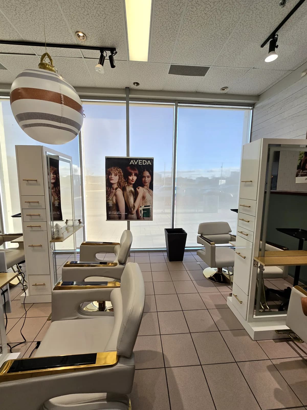 Toiles solaires sur la grande vitrine d'un salon de coiffure, Vaudreuil-Dorion