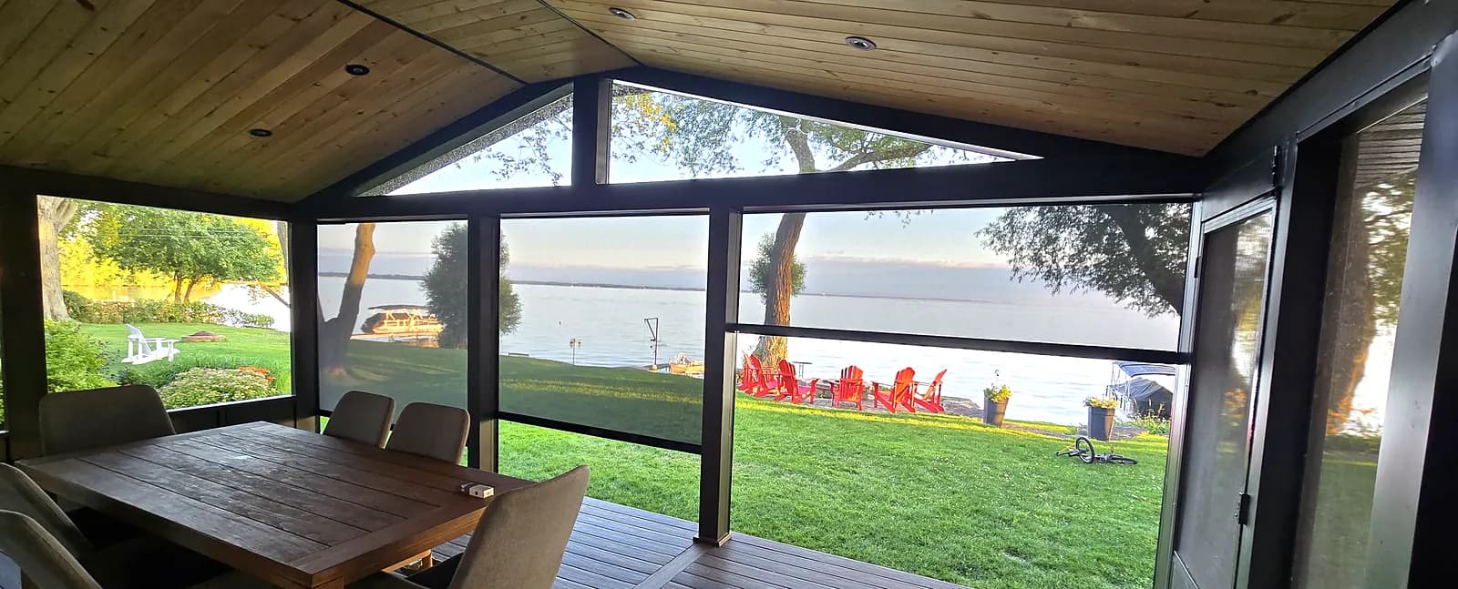 Véranda au bord du lac fermée par des toiles extérieures à glissières, Vaudreuil-Soulanges