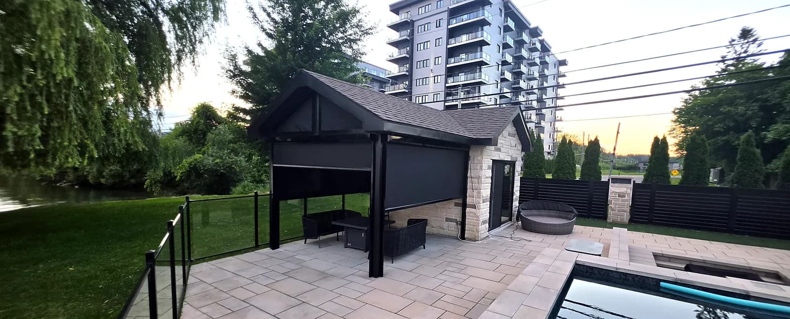 Pavillon de piscine fermé par des toiles solaires extérieures 5 % à glissières, Vaudreuil-Soulanges
