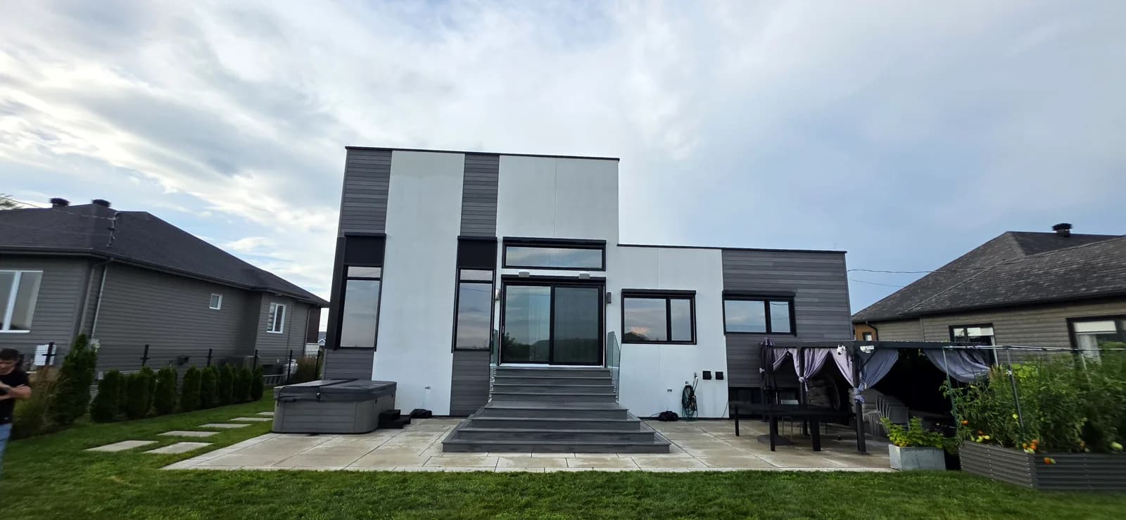 Toiles solaires extérieures Zip Track 5 % baissées sur une maison moderne, Vaudreuil-Soulanges