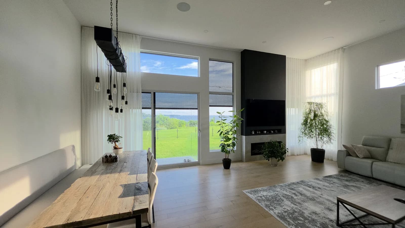 Vue de l'intérieur : les toiles Zip Track 5 % gardent la chaleur à l'extérieur, Vaudreuil-Soulanges