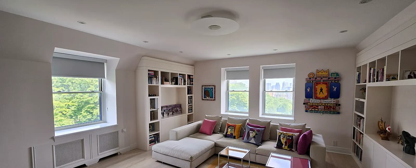 Toiles solaires sur les fenêtres d'un salon à Westmount